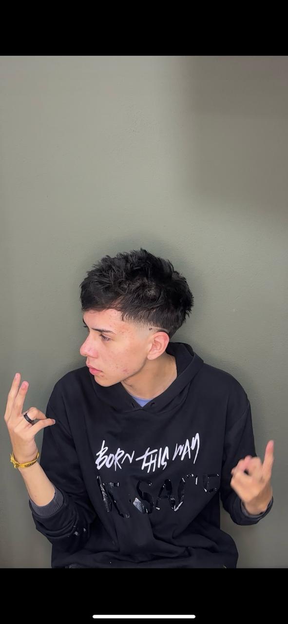 Lautaro trabajando en la barbería